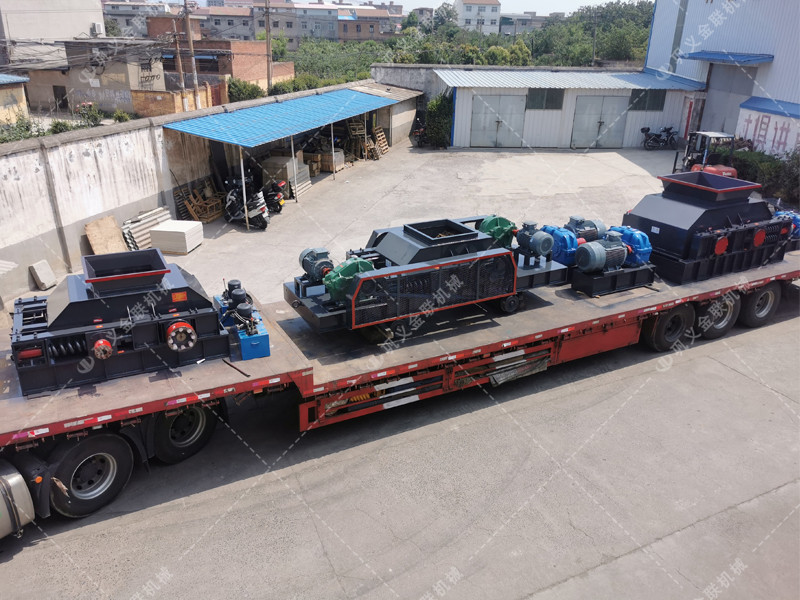 1200*1200雙齒輥破碎機,兩臺900*900軌道移動雙齒輥破碎機發(fā)往云南