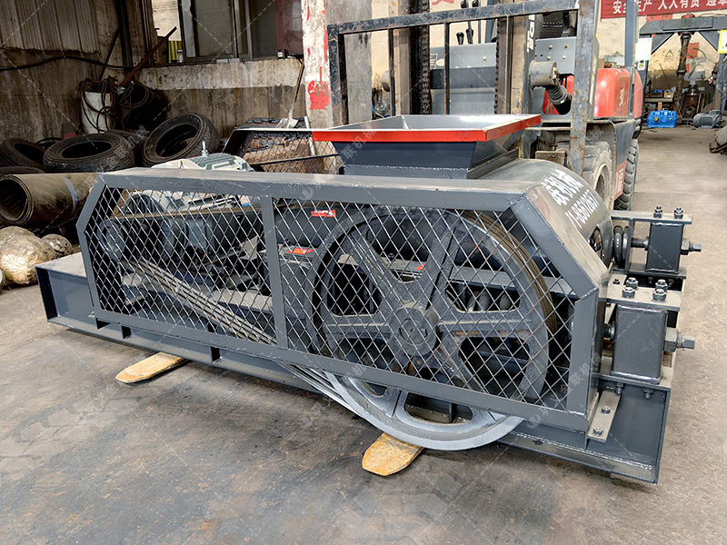 大塊煤矸石直接喂料會(huì)損壞設(shè)備？狼牙齒輥為何敢承諾'來者不拒'？