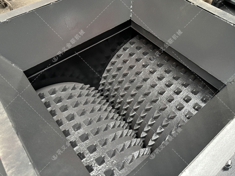 大塊煤矸石直接喂料會(huì)損壞設(shè)備？狼牙齒輥為何敢承諾'來者不拒'？